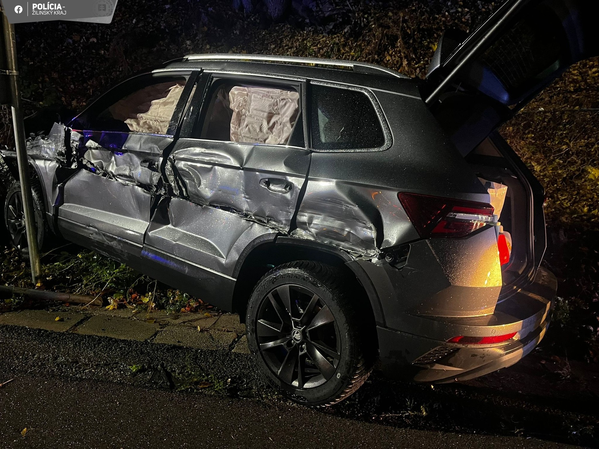 Pri Strečne prešiel vodič s návesom do protismernej časti vozovky, kde došlo k zrážke s protiidúcim autom.