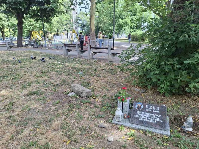 Džekiju pale sveće i donose sveže cveće