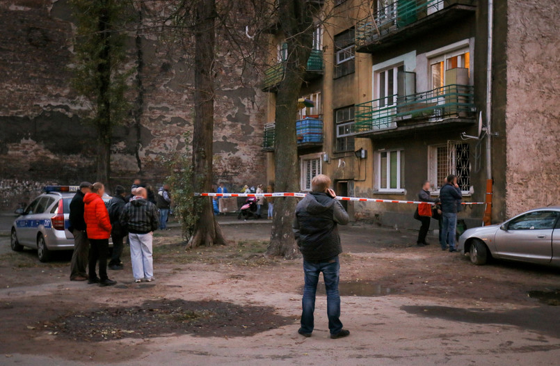 Wszystko wskazuje na to, że w kamienicy doszło do makabrycznej zbrodni. Początkowo policjanci i strażacy podejrzewali, że doszło do pożaru, a matka i dwoje dzieci to ofiary zaczadzenia. Jednak jak donosi RMF FM na ciele kobiety odkryto obrażenia, które wskazują na morderstwo. Jak ustalili dziennikarze, matka dwojga dzieci miała poderżnięte gardło. Na ciałach dzieci nie stwierdzono obrażeń, więc śledczy podejrzewają, że zostały one otrute. W związku ze sprawą zatrzymano pięć osób. Wśród nich są osoby, które znały kobietę, ale także członkowie jej rodziny.