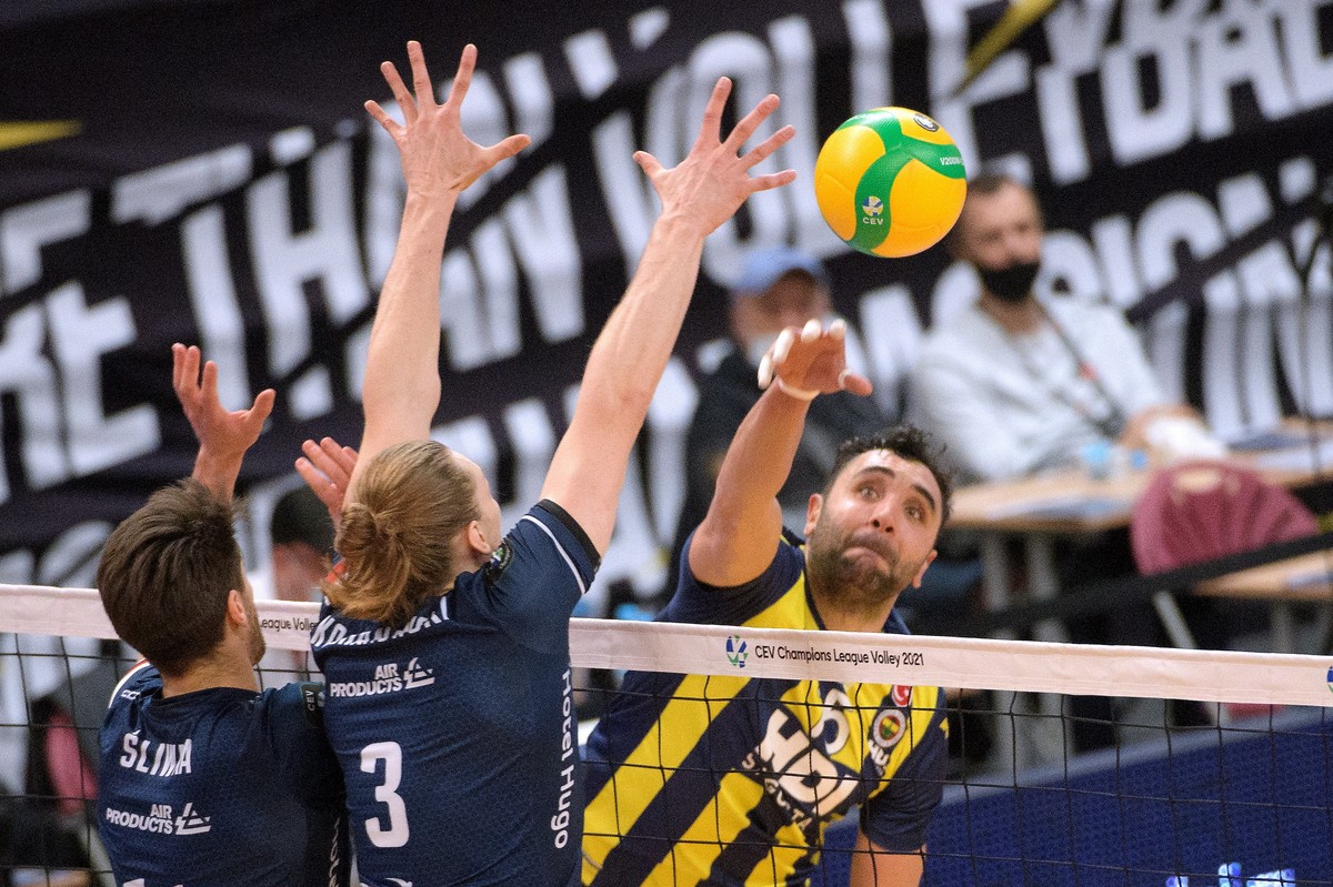 Siatkarz Fenerbahce HDI Stambuł Metin Toy (P) oraz Aleksander Śliwka (L) i Jakub Kochanowski (P) z Grupy Azoty Kędzierzyn-Koźle podczas meczu grupy A Ligi Mistrzów