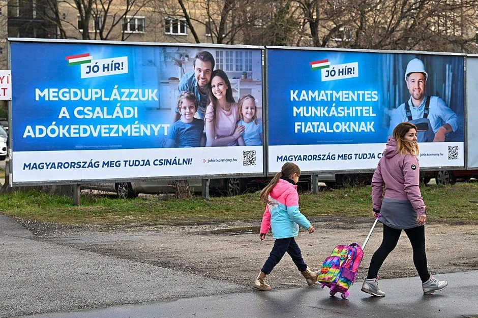 Na bildbordima se reklamira udvostručavanje neoporezivog dela dohotka za porodicu | Foto: AFP via Getty Images