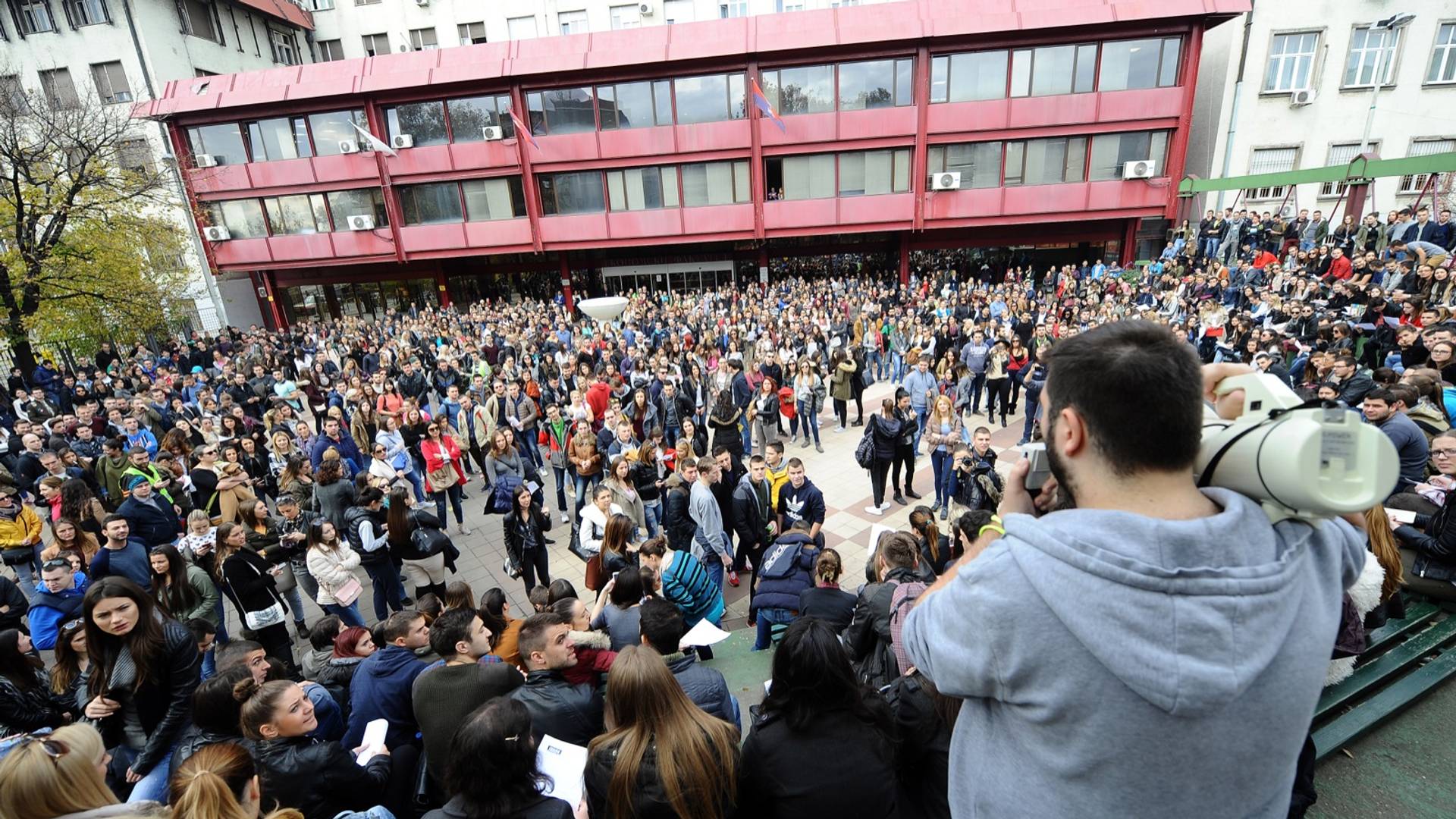 Zašto već jednom treba da umuknete o našoj generaciji