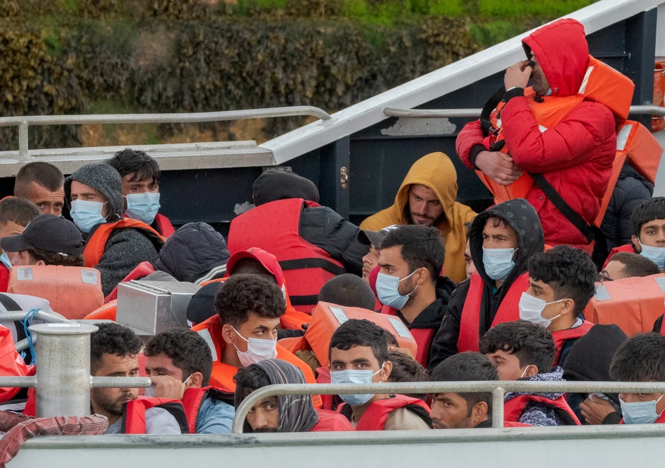 Migranti u Doveru nakon prelaska Lamanša u čamcima