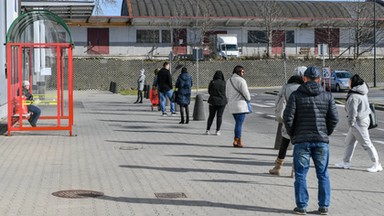 Kolejki do sklepów wrócą przed świętami. Ekspert: to lepsze rozwiązanie niż zamknięcie gospodarki