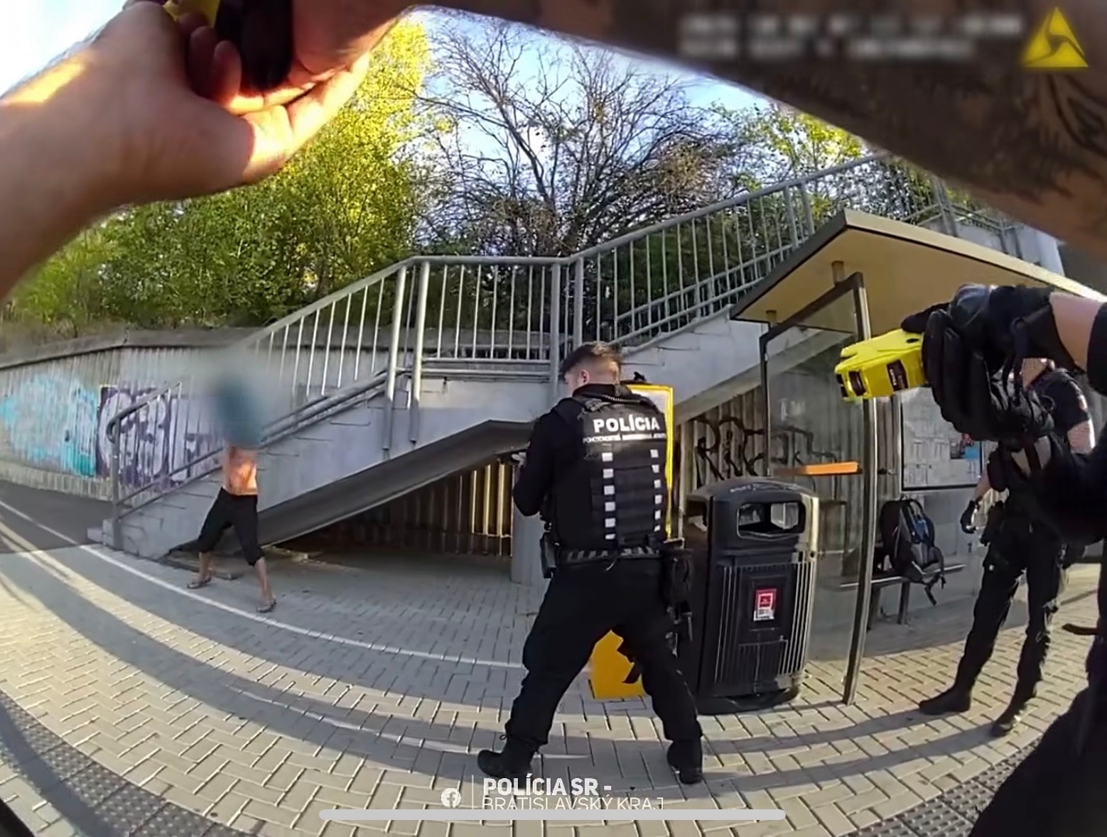 Muža, ktorý sa v Bratislave vyhrážal nožom študentom, vzali do väzby.