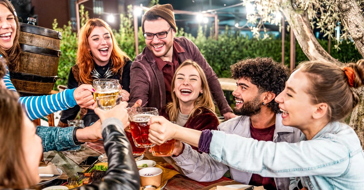 Ten napój wyniszcza wątrobę szybciej niż wódka. Polacy piją po 130 litrów na głowę!