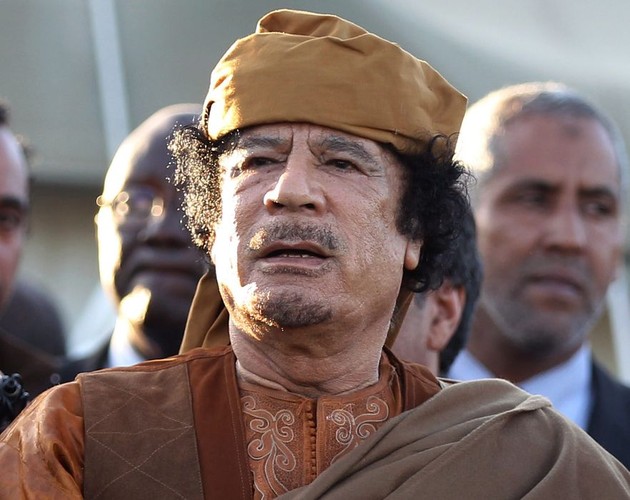 Muammar Kadafi w kwietniu 2011 po spotkaniu z afrykańskimi liderami, gotowymi mediować w konflikcie libijskim. 20 października Kadafi został pojy przez rebeliantów i zastrzelony