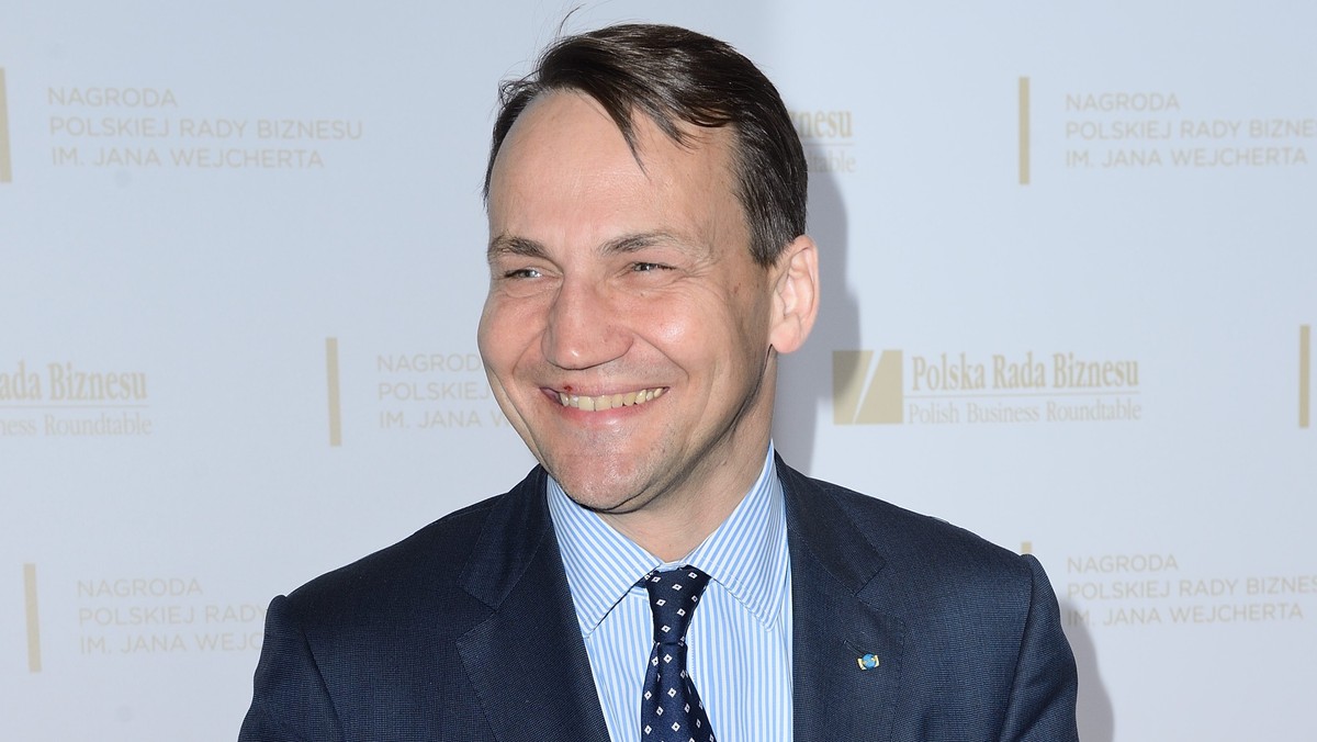 Europoseł Radosław Sikorski po raz kolejny zaproponował ojcu Tadeuszowi Rydzykowi poprowadzenie cyklu na temat Unii Europejskiej w Radiu Maryja. Obiecał, że nawet jeśli zakonnik trafi do celi, będzie nadawał audycję stamtąd.