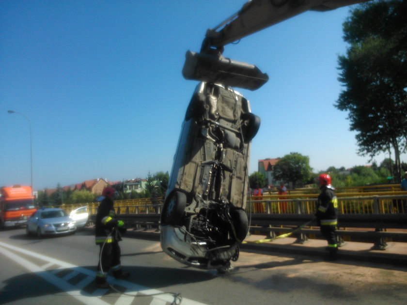 Pijany kierowca autem wjechał w most