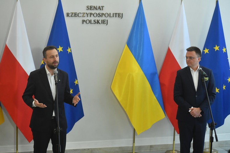  Prezes PSL Władysław Kosiniak-Kamysz (L) i lider Polski 2050 Szymon Hołownia (P) podczas wspólnej konferencji prasowej w Senacie w Warszawie