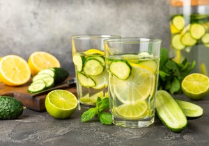 Voda sa limunom i krastavcem uspešno rešava višak vode iz tela
