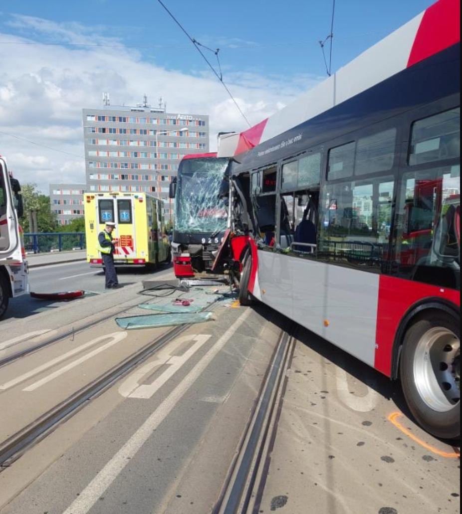 Po zrážke autobusu s električkou v Prahe je 15 zranených.