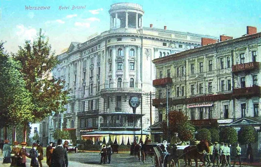 Hotel i nieistniejąca dziś kamienica M. Pszennego. Lata ok. 1910 i 2023. Źródło: fotopolska.eu