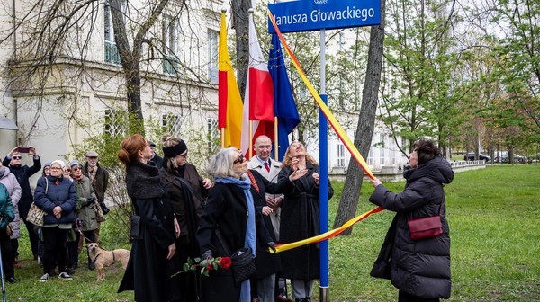 W gronie przyjaciół, rodziny i przedstawicieli władz Warszawy uroczyście nadano imię Janusza Głowackiego jednemu ze skwerów na Powiślu.
