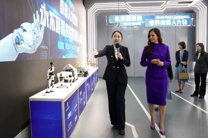 Tamara Vučić u poseti Tržnom centru robotike u Pekingu 