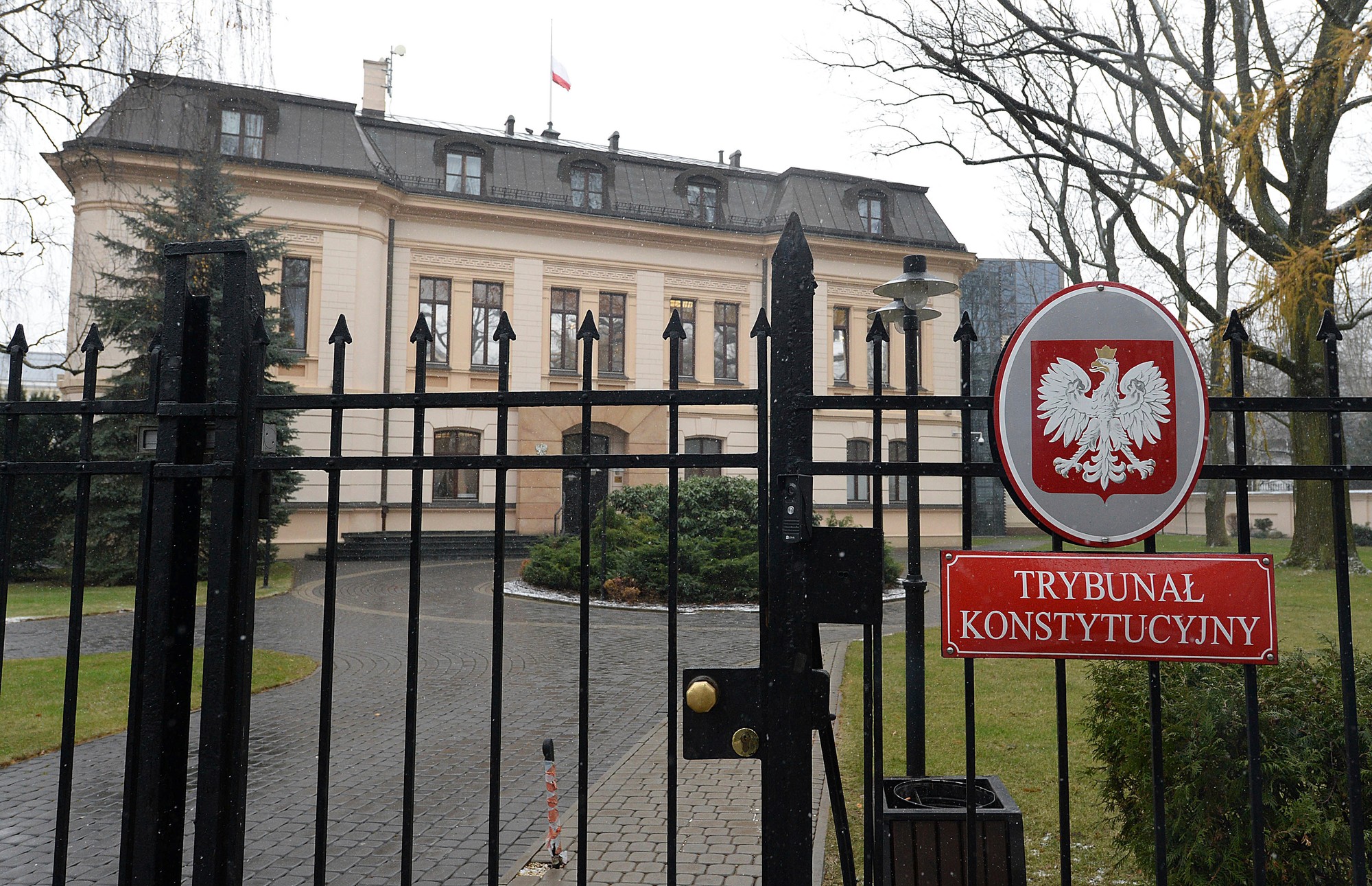 Policajti strážia vchod do poľského Ústavného súdu vo Varšave.
