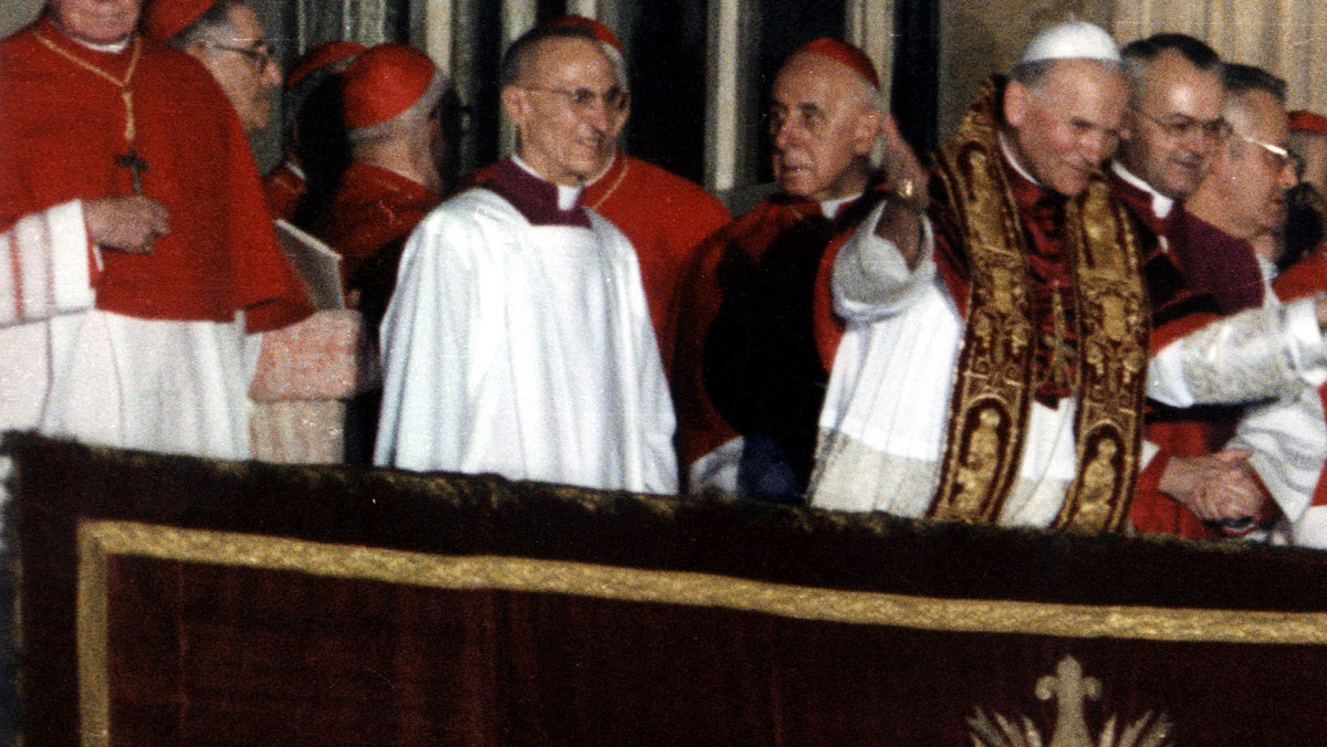 Jest propozycja, aby liturgiczne wspomnienie bł. Jana Pawła II było obchodzone 22 października - w rocznicę inauguracji jego pontyfikatu - dowiedzieli się dziennikarze źródeł zbliżonych do Episkopatu Polski.