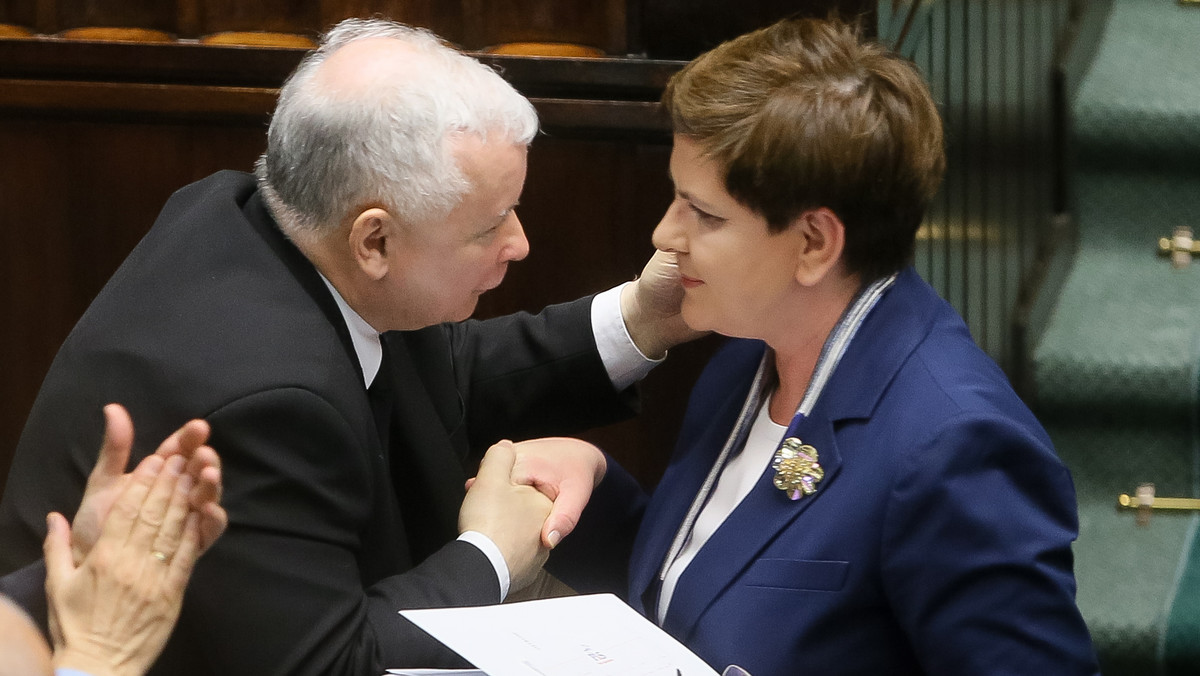 – Poziom rządów POP–SL "osiągnął dno", liczba rzeczy złych była po prostu gigantyczna – powiedział prezes PiS Jarosław Kaczyński. Premier Beata Szydło przedstawiła w środę w Sejmie raport o rządach koalicji PO–PSL. Według Szydło w tym czasie Polacy stracili ok. 340 mld zł.