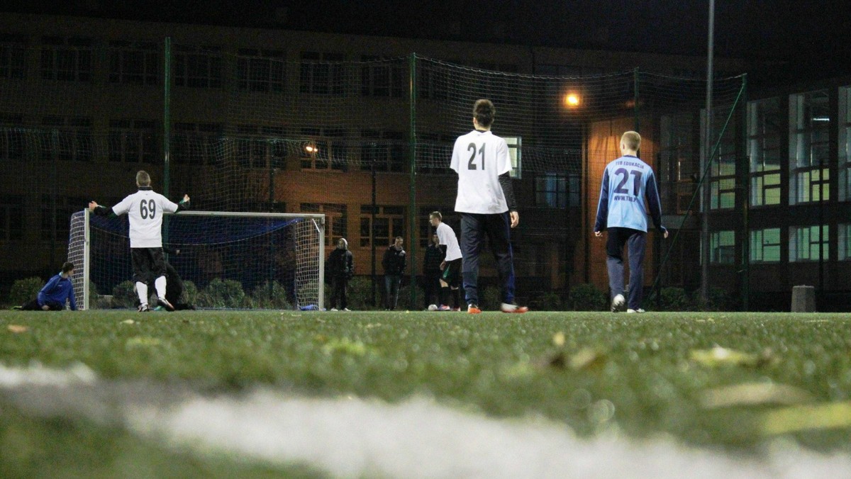 Drugi w historii oficjalny mecz tygodnia Ligi Nike Playarena już za nami. Po pasjonującym pojedynku mistrz Szczecina - TEB Edukacja pokonał mistrza Polic - Bestię Team 10:8 (4:7). Dzięki temu zwycięstwu TEB awansował na pozycję lidera szczecińskiej Ekstraklasy.