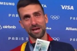 Novinar dao Novaku OVU FOTOGRAFIJU i slavni Srbin ODMAH BRIZNUO U PLAČ: "Koliko mi je žao što nije više sa nama, ja bih je prvo zagrlio. Znam da je sa mnom ovde u mislima", retko ko je mogao da zaustavi suze