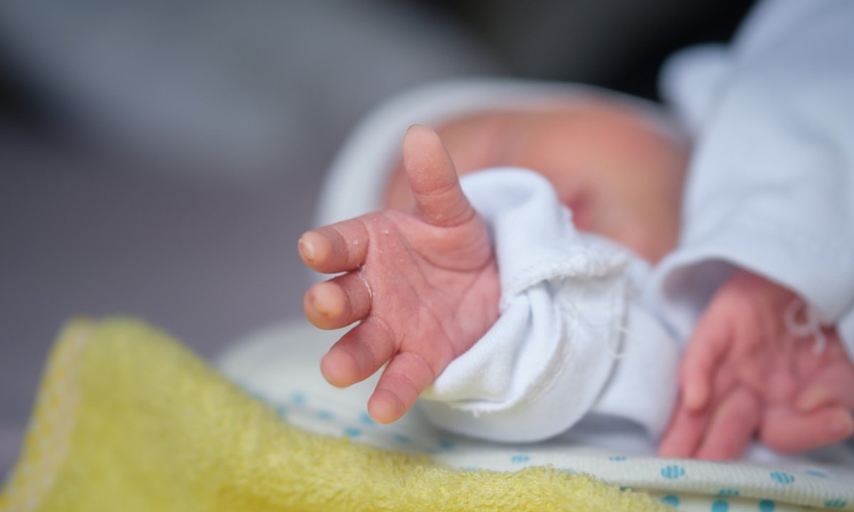 Pracownik pogrzebowy zauważył, iż dziecko oddycha. Lekarze mówią o cudzie