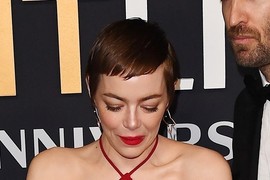 ŽENA KOJA NE ZNA ZA BLAM! Glumica došla na crveni tepih u izdanju koje je FRAPIRALO HOLIVUD: Videli smo do sad SVE, ali OVO u džepovima - NE!