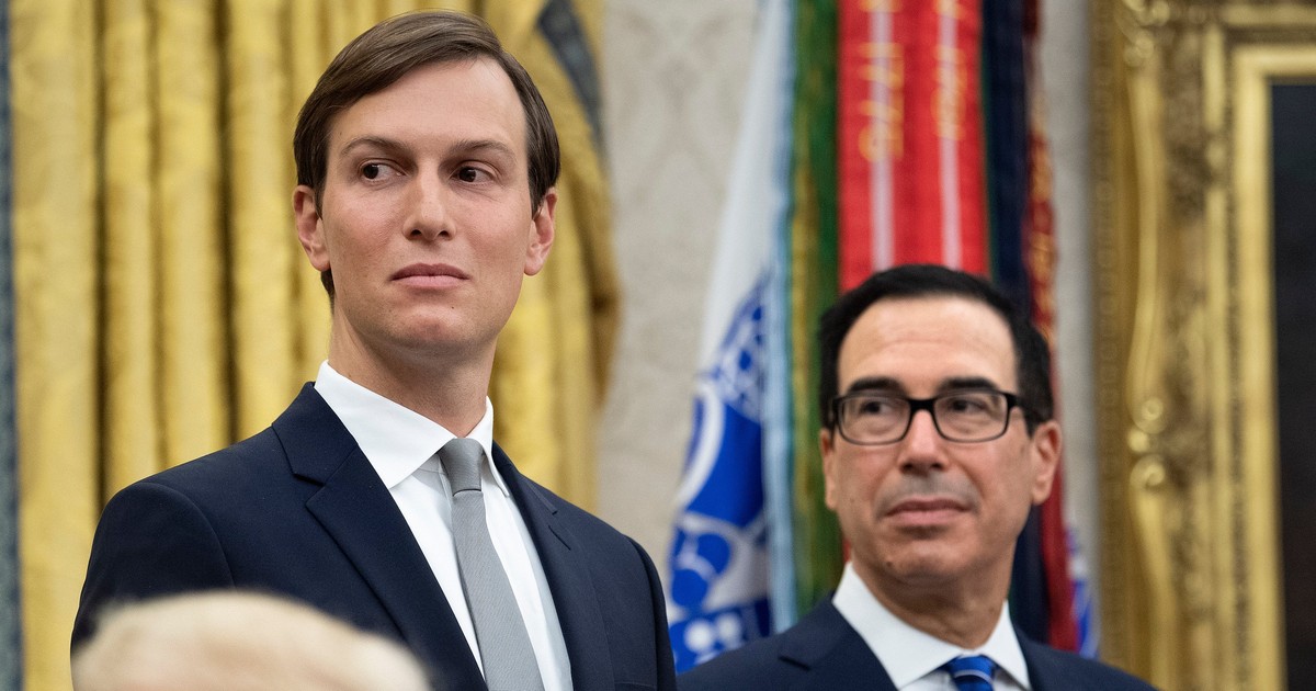 وقال التقرير إن جاريد كوشنر وستيف مانوشين حققا ربحًا سريعًا من عملهما خلال عهد ترامب ، حيث جمعا 3.5 مليار دولار من الدول العربية لصناديق خاصة.