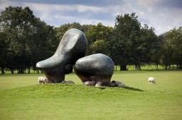 Jego nazwisko wymienia się obok Michała Anioła i Donatella. Rzeźby Moore'a już w Polsce