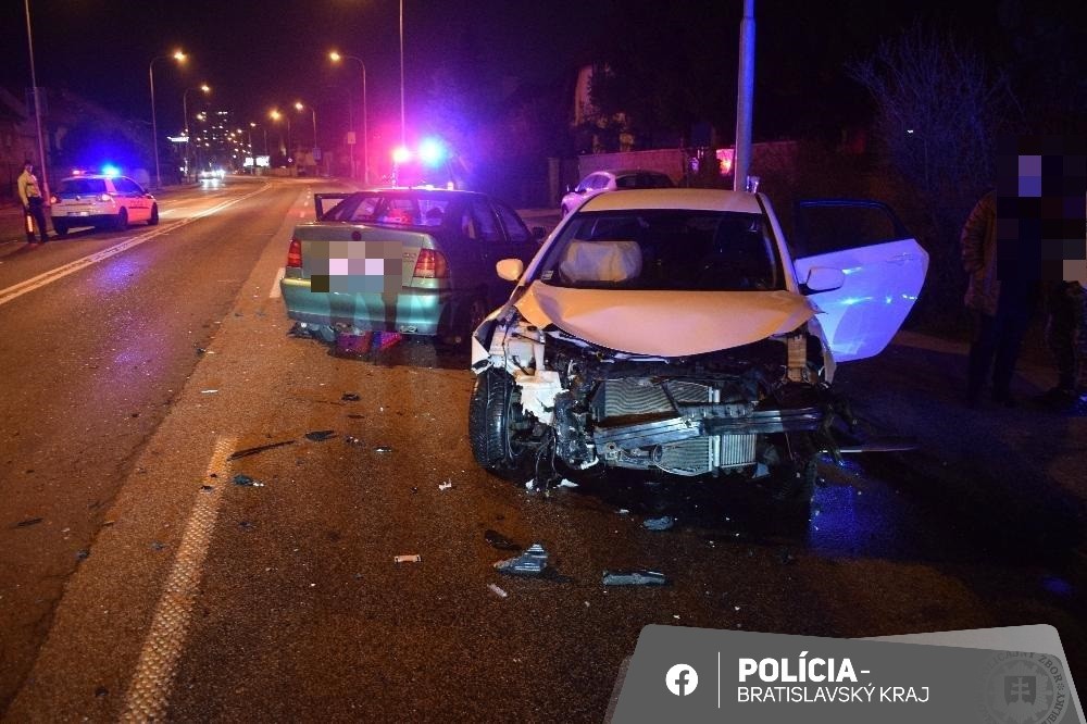 Vyšetruje nehodu, pri ktorej sa v Bratislave zranili dve osoby.