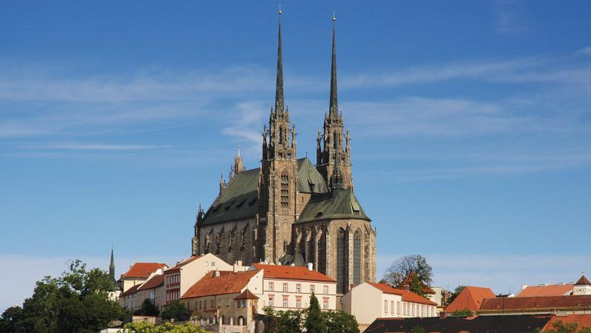 Południowe Morawy są krainą barwnych miasteczek, imponujących klasztorów, pałaców i zamków. Ponadto jesień to czas winobrania. Jest więc najlepszą porą by zwiedzanie połączyć z degustacją trunków w największym i najważniejszym zagłębiu winiarskim Czech.