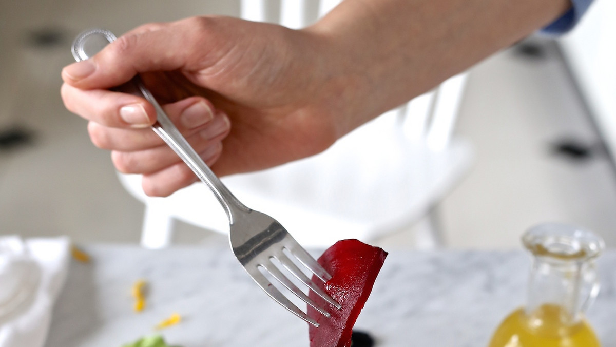 Będąc w restauracji raczej staram się nie zamawiać sałat. Raz myślę sobie, że to strata okazji na poznanie lepszych, bardziej konkretnych dań, a drugie to wiem, że w domu zrobię lepszą. Trudno zliczyć, jak często  jemy na kolację różne mieszanki sałat ułożone na jednym talerzu. To może być coś prostego – pomidory z  garścią świeżych ziół, pesto i mozzarellą, pieczone buraki z plastrami koziego sera i otartą skórką cytrynową, świeże liście szpinaku z jajkiem w koszulce i grzanką z masłem ziołowym, wędzony boczek z ugotowanym bobem i dużą ilością świeżego koperku. Najważniejsze, żeby wszystkie produkty były dojrzałe i bardzo świeże. Tak jest w przypadku tej sałaty. Pyszne jedzenie w kilka minut. A jakie sałaty najczęściej Wy przygotowujecie w domu? Czy korzystacie z gotowych sosów do sałat, czy wyłącznie swoje, domowe?