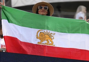 FIFA je zastave iz perioda pre revolucije zabranila na stadionima, ali neke su se provukle na stadion za utakmicu protiv Novog Zelanda | Foto: AFP via Getty Images