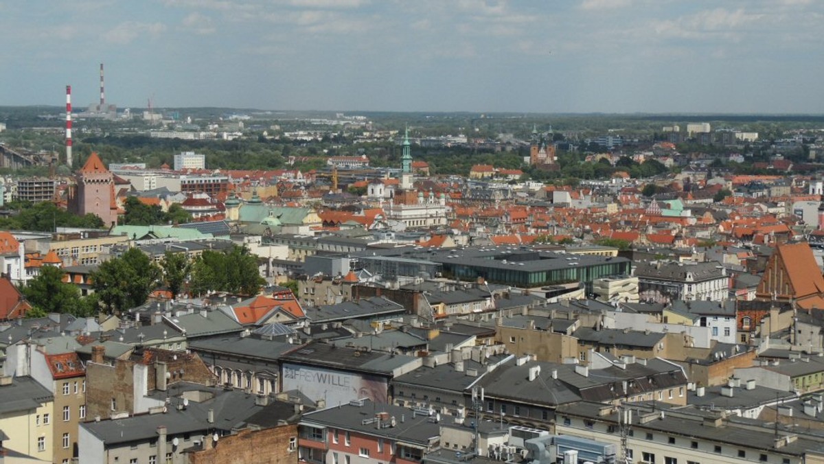 "Najbliższy czynny taras widokowy dla odprowadzających we Wrocławiu!" - ten kultowy cytat z filmu "Miś" Stanisława Barei w Poznaniu od już dekady nabiera prawdziwego znaczenia. Gdzie możemy pokazać turystom panoramę Poznania i sami zobaczyć z perspektywy "lotu ptaka" zmiany, jakie zachodząc w miejskim krajobrazie? Okazuje się, że nigdzie. Stolica Wielkopolski jest jednym z nielicznych miast w Polsce, w którym nie ma tarasu widokowego. Jednak to ma się zmienić.