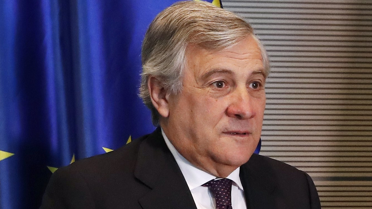 Przewodniczący Parlamentu Europejskiego Antonio Tajani powiedział, że we Włoszech nie powinno się "narzekać" na silną pozycję kanclerz Niemiec Angeli Merkel w Unii Europejskiej, skoro - jak stwierdził - Włochy są nieobecne na tym forum.