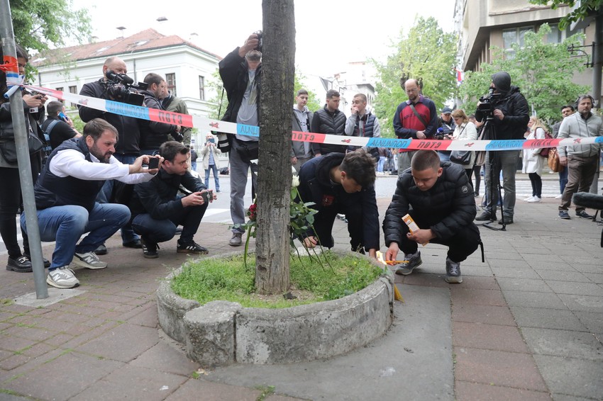 Građani ostavljaju cveće i pale sveće