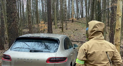 Skradzione Porsche odnalezione w lesie. Wciąż nie wiadomo, kto je zwinął