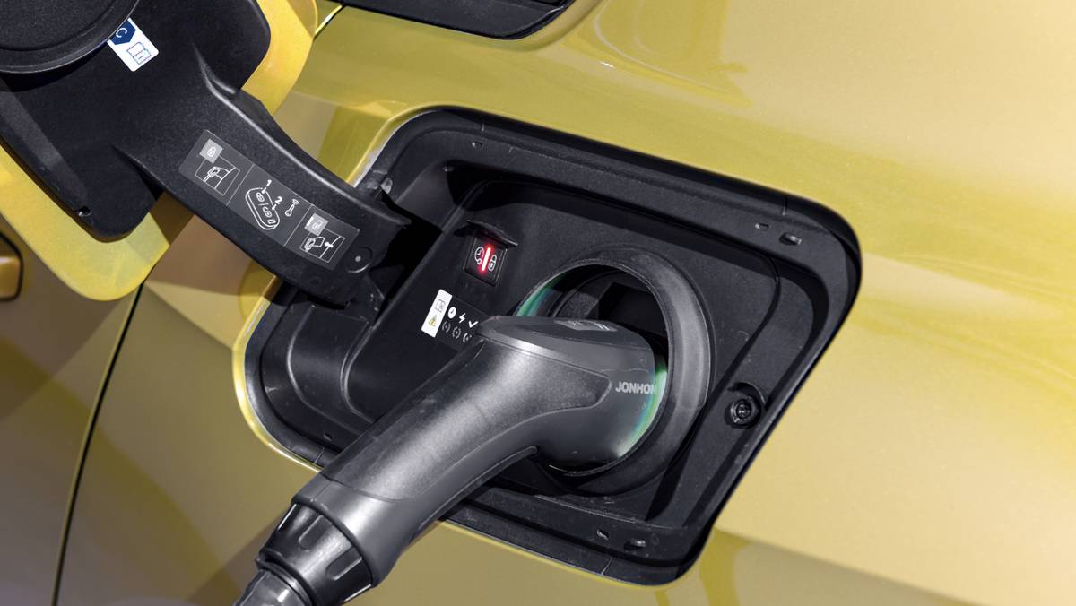 Hybryda plug-in podpięta do ładowarki: w rzeczywistości to najwyraźniej nieczęsty widok, kierowcy wolą tankować benzynę, choć na prądzie jeździ się taniej. Może wysokie ceny paliw to zmienią?