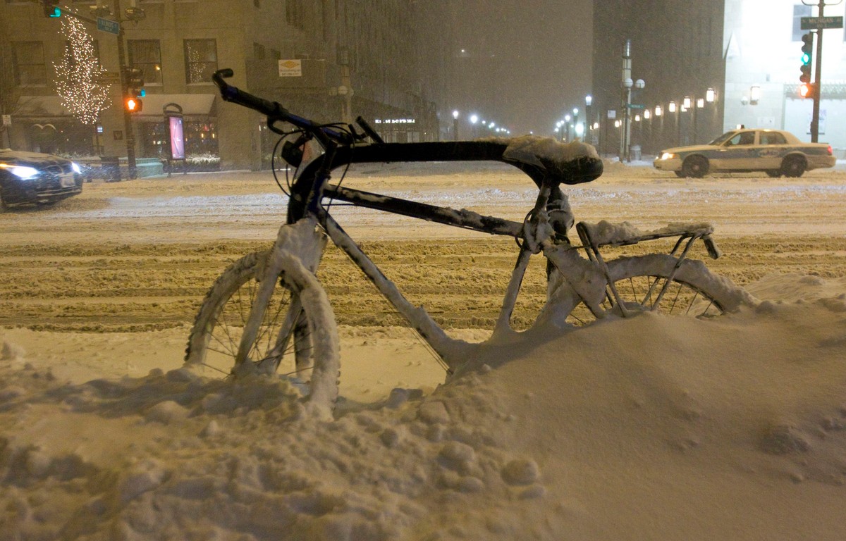 Burze śnieżne w USA powoduja utrudnienia komunikacyjne, odwołano tysiące lotów. Tutaj zasypane ulice w Chicago PAP/EPA