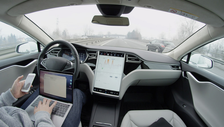 Tesla w trybie jazdy autonomicznej