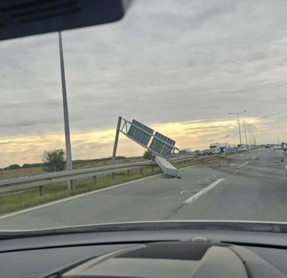 Delovi portala svuda po putu