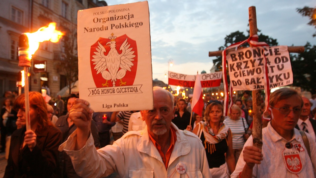 WARSZAWA KRZYŻ POD PAŁACEM PREZYDENCKIM MARSZ PAMIĘCI