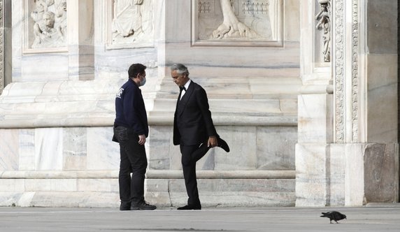 Andrea Bocelli przed kaplicą w Mediolanie - 2020 r.