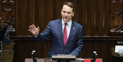 Sejm przyjął exposé ministra Radosława Sikorskiego