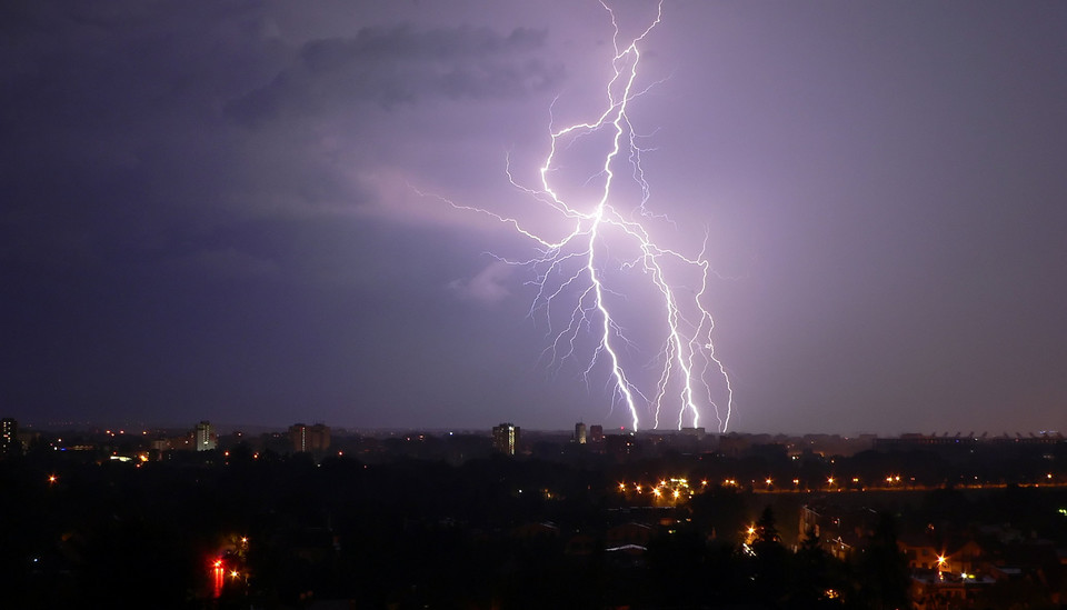 Nocna burza widziana z okolic Kopca Kościuszki w Krakowie 