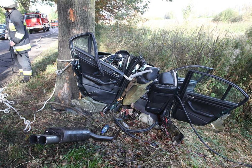 BMW wjechało w drzewo. Dwie osoby nie żyją.