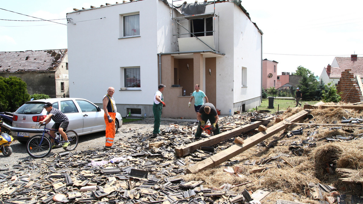 Po wczorajszej wichurze w gminach Cisek i Bierawa trwa szacowanie szkód. Uszkodzeniu uległo 80 budynków. Do akcji pomocy włączyły się służby wojewody i Caritas. IMGW ostrzega przed kolejnymi burzami, którym może towarzyszyć silny wiatr.