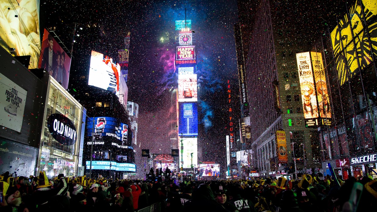 Zaostrzone środki bezpieczeństwa i mroźna pogoda towarzyszyły tegorocznemu powitaniu Nowego Roku na Manhattanie w Nowym Jorku. W sylwestrowej zabawie, przy temperaturze o północy minus 12 stopni Celsjusza, udział wzięło około 1 miliona osób.