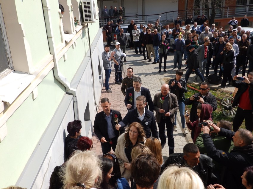 Opozicija delila ruže okupljenim ženama koje su podržale Jutku