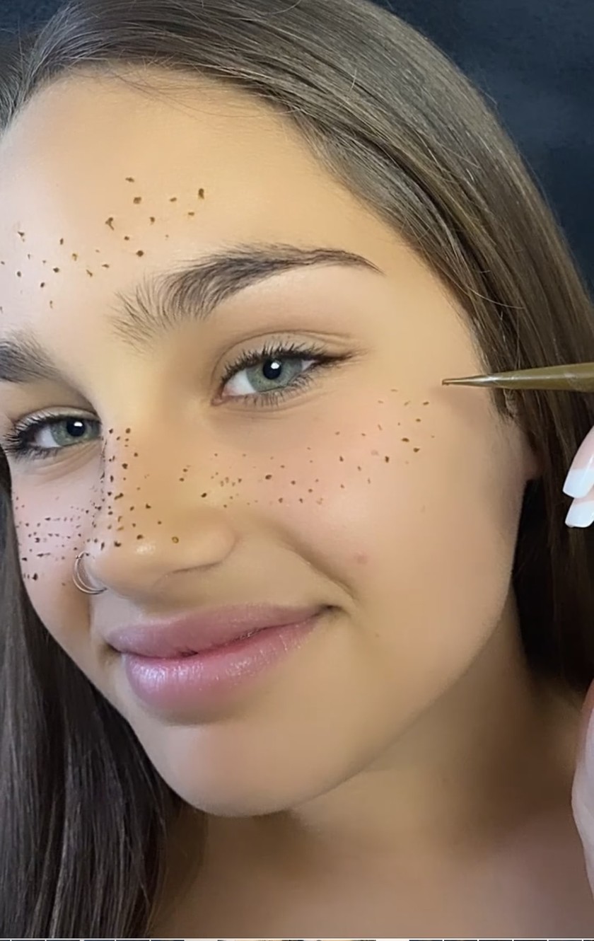 Quand on n’en a pas, il suffit de s’en dessiner au henné sur le visage.