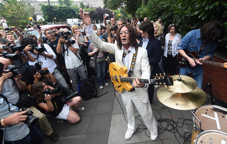 Obsada musicalu 'Let it Be' wykonała przy Abbey Road hity Beatlesów